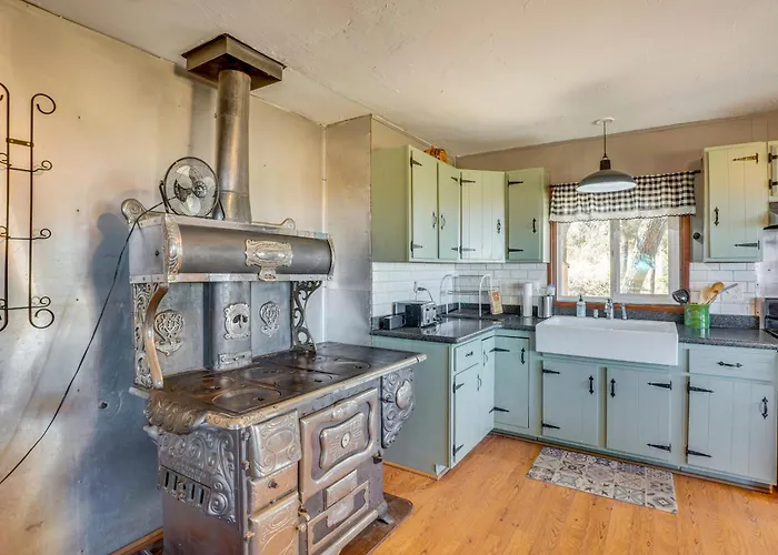Mtn-view Gem On 20 Acres: Hideaway